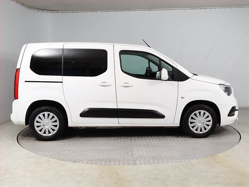 Opel Combo (2019) Enjoy 1.2 Turbo, 5Míst, ČR - fotka 6 z 13