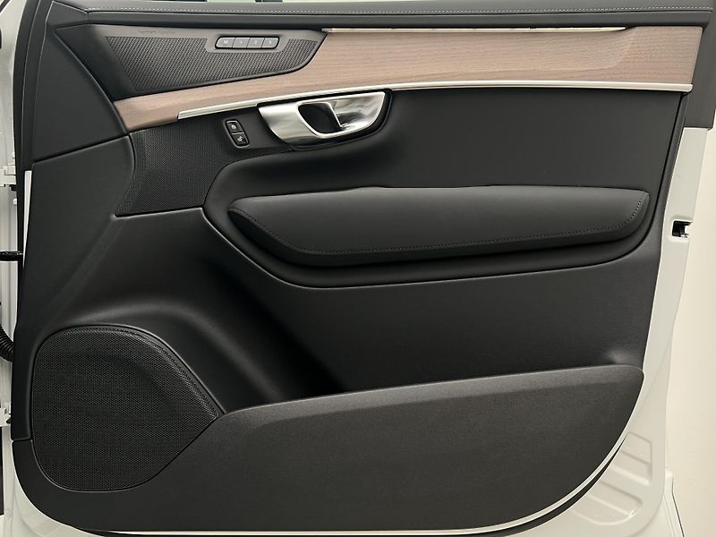 Volvo XC90 T8 RECHARGE PLUS DARK  - fotka 17 z 49
