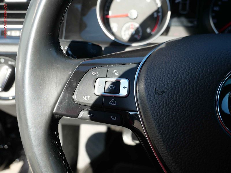 Volkswagen Golf (2015) 2.0 TDi VII, Highline - fotka 12 z 23