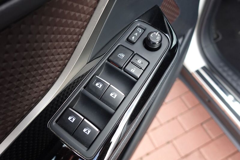 Toyota C-HR 1.2 Turbo 6M/T Executive Comfo - fotka 10 z 33