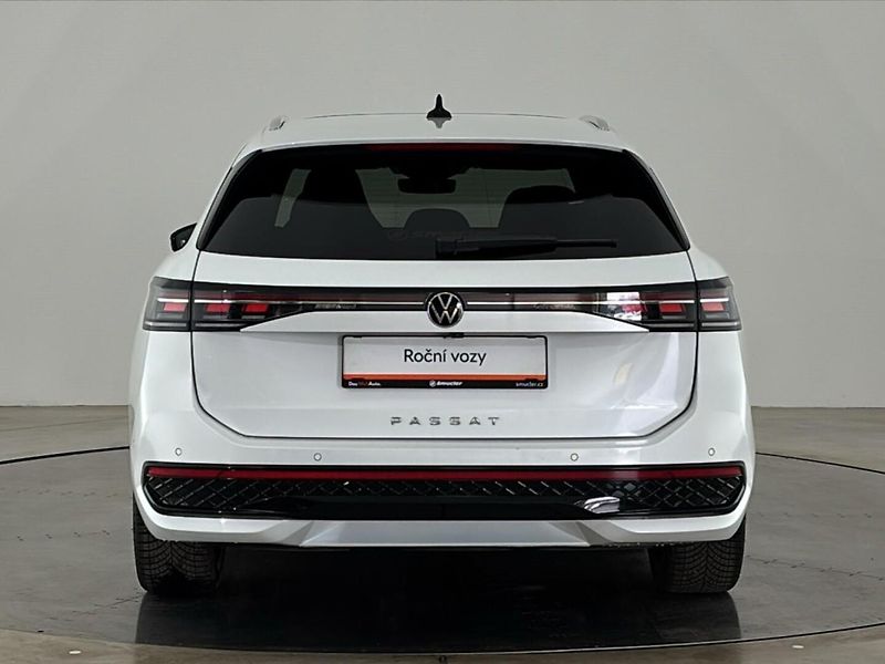 Volkswagen Passat R-Line - fotka 17 z 31