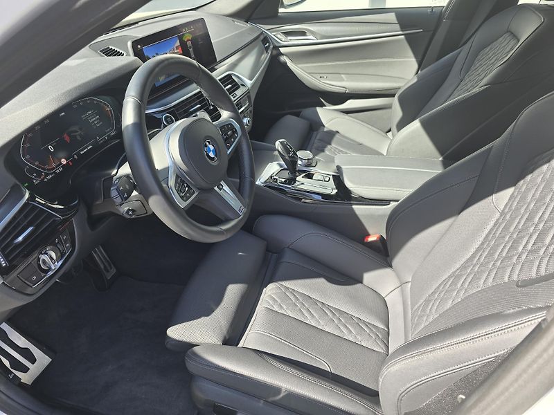 BMW Řada 5 530d xDrive Touring (210 kW) 4 - fotka 9 z 11