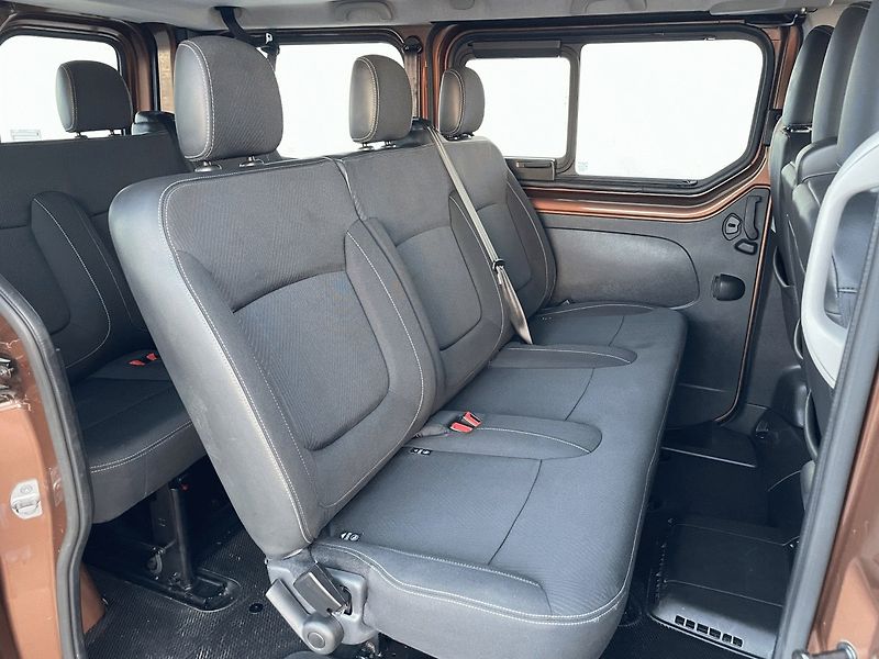 Renault Trafic (2021) Passenger L1 2,0dCi 145k 9míst - fotka 11 z 25
