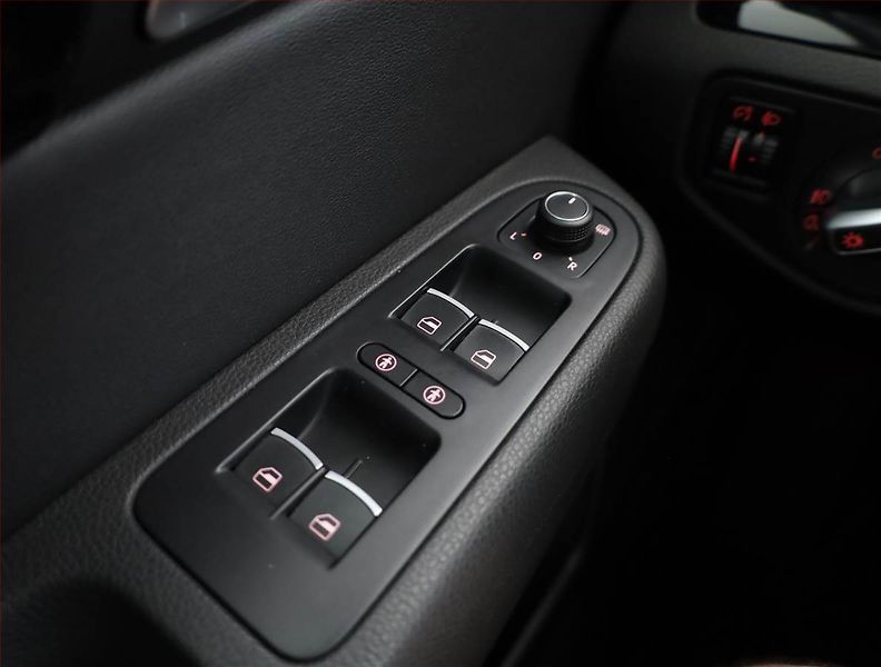 Volkswagen Sharan (2015) 2.0 TDI BMT, Automat, 7 míst - fotka 16 z 18