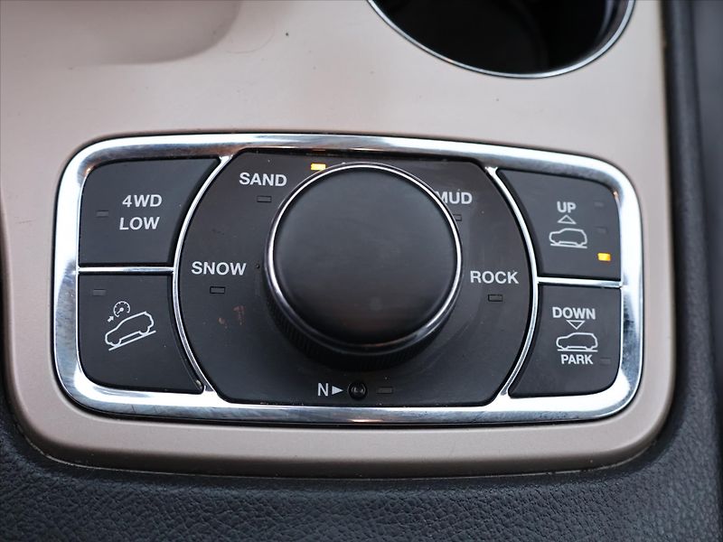 Jeep Grand Cherokee 3,0 CRDI 184kW 4x4 Summit - fotka 24 z 32