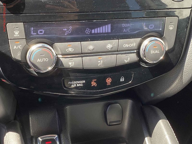 Nissan Qashqai (2014) 1.6 dCi, Acenta, navi, panor - fotka 14 z 16