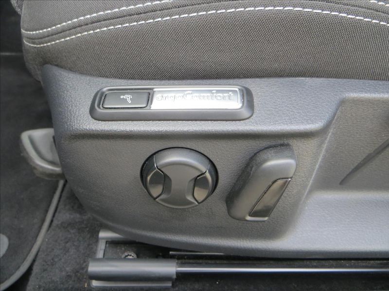 Volkswagen Passat 2,0 TDI 110kW Business DSG ČR - fotka 13 z 28