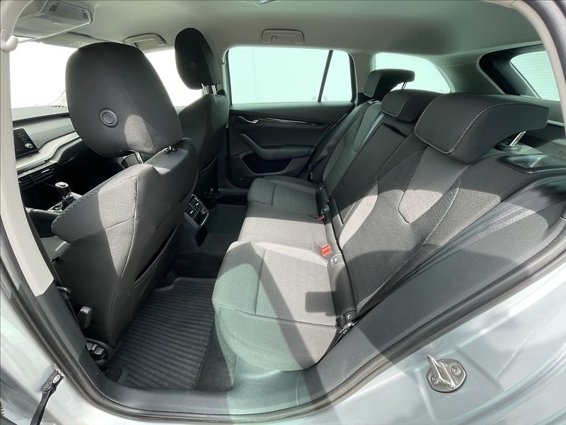 Škoda Octavia 2,0 TDI Combi Ambition Plus - fotka 16 z 24