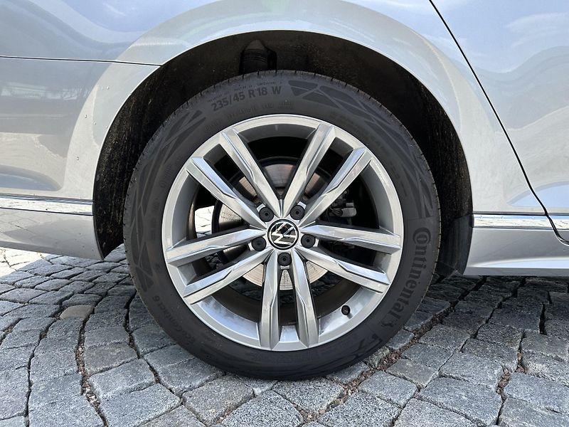 Volkswagen Passat Variant 2.0 TDI DSG R-Line 4Motion - fotka 34 z 34