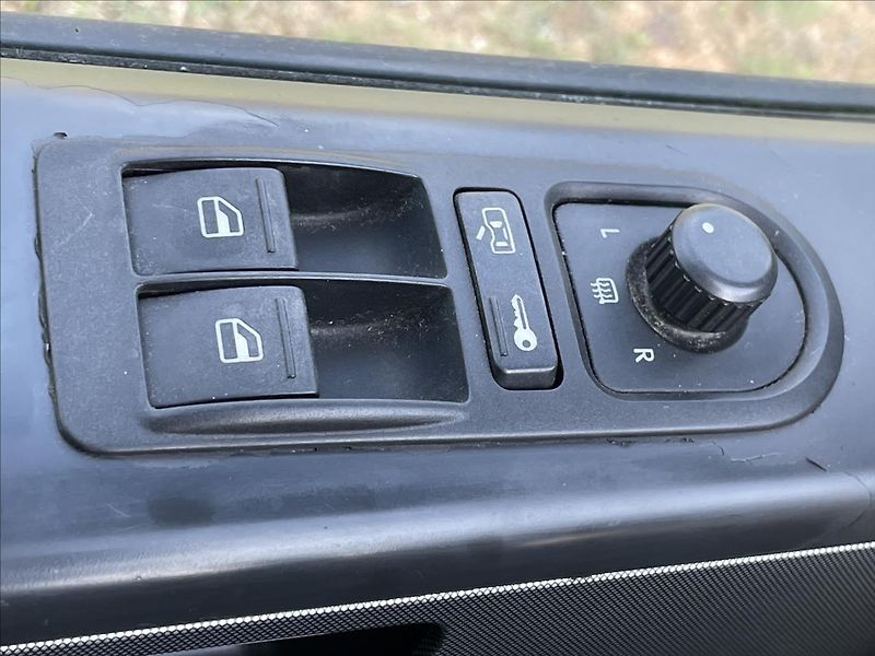 Volkswagen Multivan 2,5 TDI 95kW*tažné*aut. klima* - fotka 12 z 40