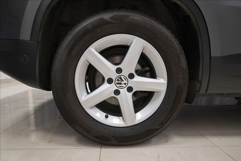 Volkswagen Tiguan 1,4 TSI KAMERA VÝHŘEV TAŽNÉ ČR - fotka 33 z 38