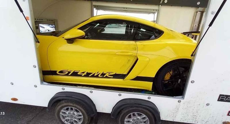 Táborští kriminalisté dopadli pachatele krádeže drahého sporťáku. Na snímcích jsou odcizené auto a záběry z domovních prohlídek.