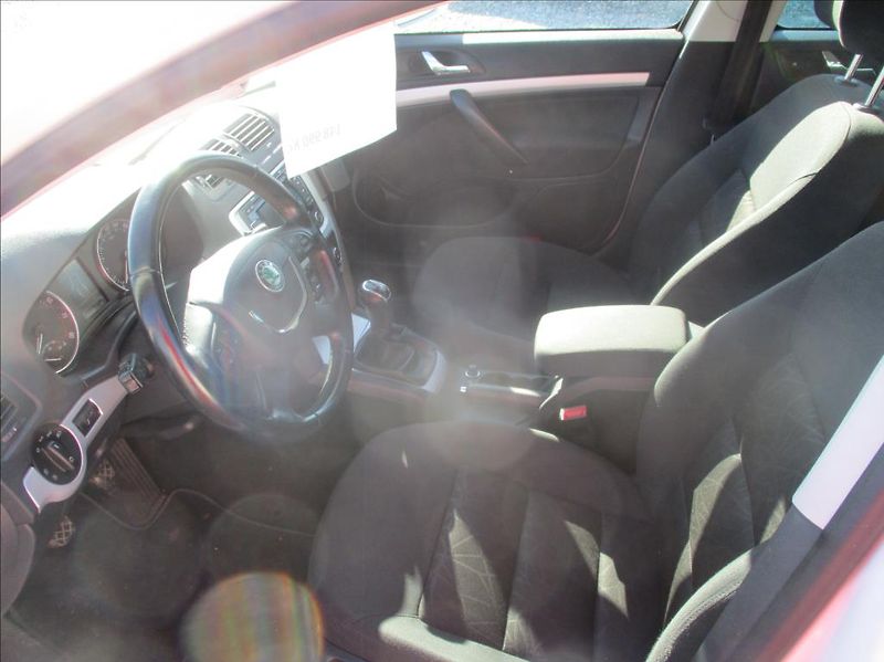 Škoda Octavia 1,4 TSi, Navi,aut.klima,servis - fotka 16 z 45