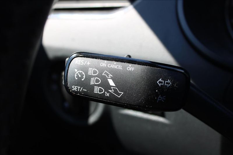 Škoda Octavia 1,6 TDi  DSG,STLYLE,SERVISKA - fotka 16 z 37