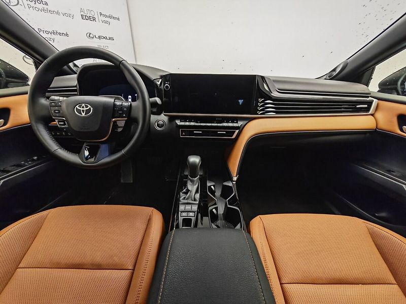 Toyota Camry 2.5 Hybrid Executive - fotka 9 z 39