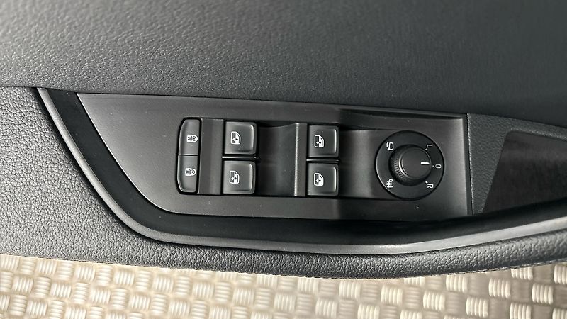 Škoda Superb 2.0 TDI DSG 4x4 Style Combi - fotka 23 z 31