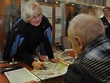 Den seniorů s dárky, informacemi o prevenci a správném chování, soutěžemi, ale také měřením krevního tlaku a tělesného tuku uspořádala v úterý v policejním muzeu na Karlově pražská policie. Nechyběla samozřejmě ani možnost bezplatné prohlídky expozice.