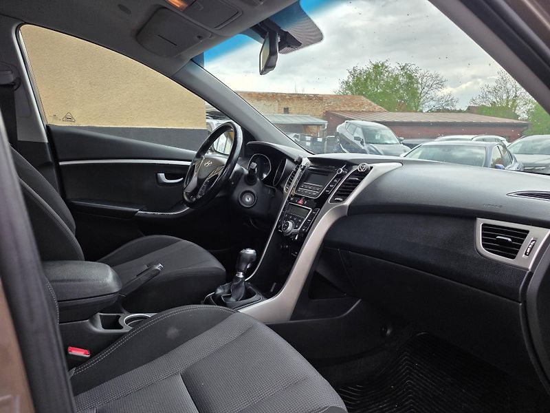 Hyundai i30 1.6-PRAV.ZN.SERVIS-88kw - fotka 11 z 18