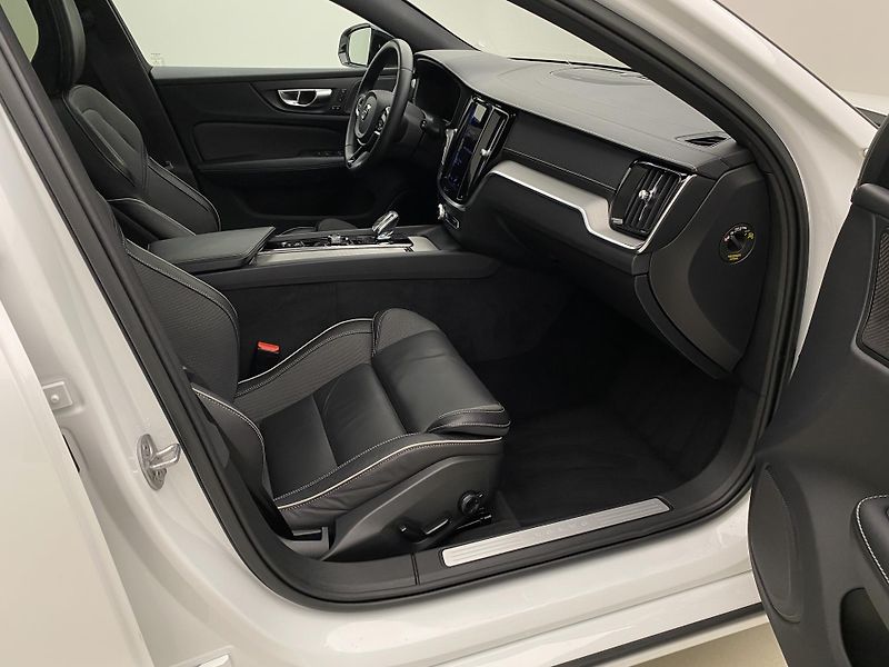 Volvo V60 B4 DARK PLUS AUT  - fotka 24 z 45