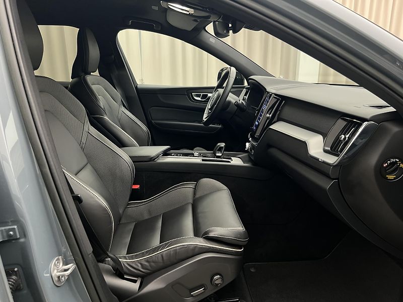 Volvo XC60 B4 AWD R-DESIGN AUT CZ - fotka 19 z 45