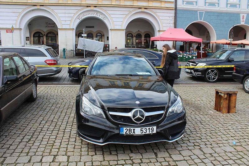 Sraz vozů značky Mercedes na Karlově náměstí v Kolíně.