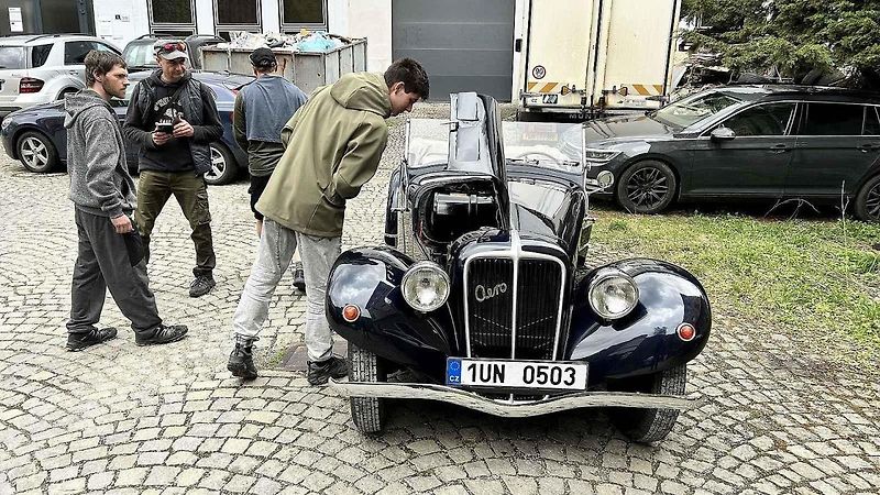 Motorističtí nadšenci pořádali na zahájení sezony v Adamově tradiční Zaklikovanou. Po přehlídce v areálu bývalých Adamovských strojíren následovala spanilá jízda Moravským krasem.