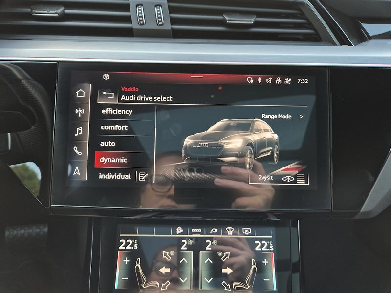 Audi e-tron 55 QUATTRO 300kw SOH 100 % - fotka 31 z 52