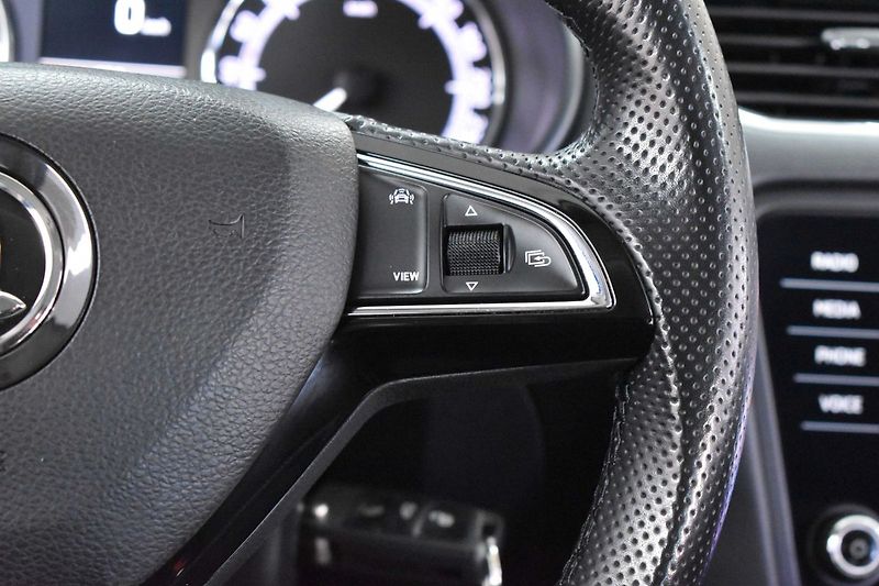 Škoda Octavia 1.6 TDI 85kW *MirrorLink*ACC* - fotka 20 z 40