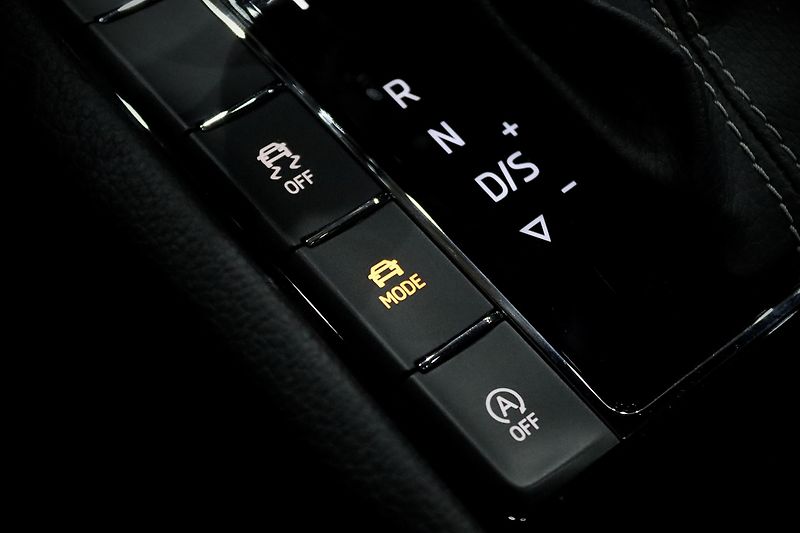 Škoda Superb 2.0 TSI 162 kW DSG Sportline - fotka 28 z 50