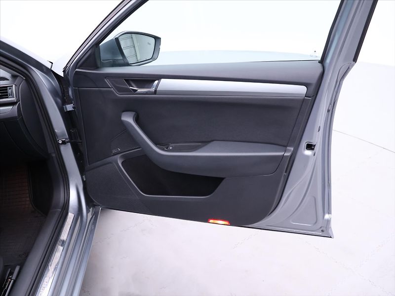 Škoda Superb 2,0 TDI 140kW DSG Style Plus - fotka 13 z 39