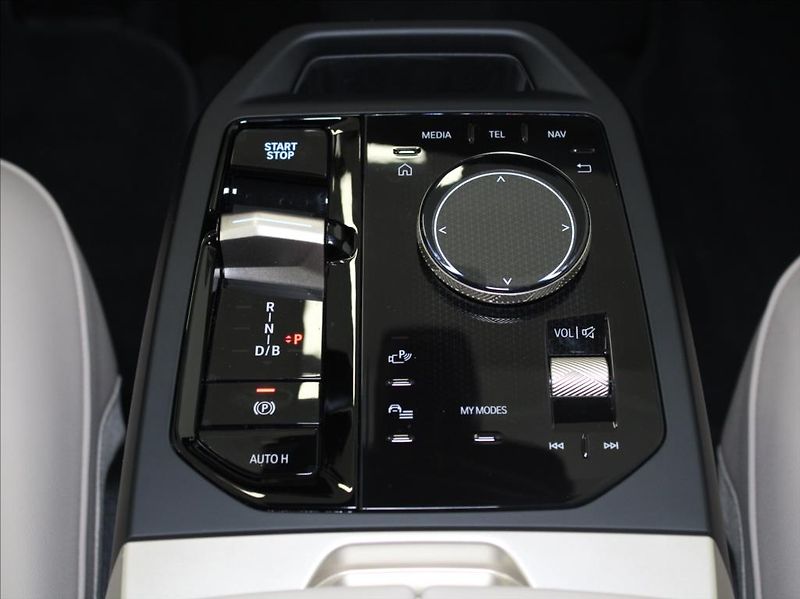 BMW iX 0,1 xDrive50 H/K 1.maj.ČR - fotka 21 z 32