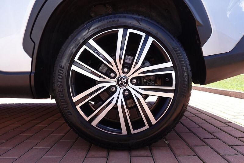 Toyota Corolla Cross 2,0 HEV Style Tech FWD - fotka 8 z 33