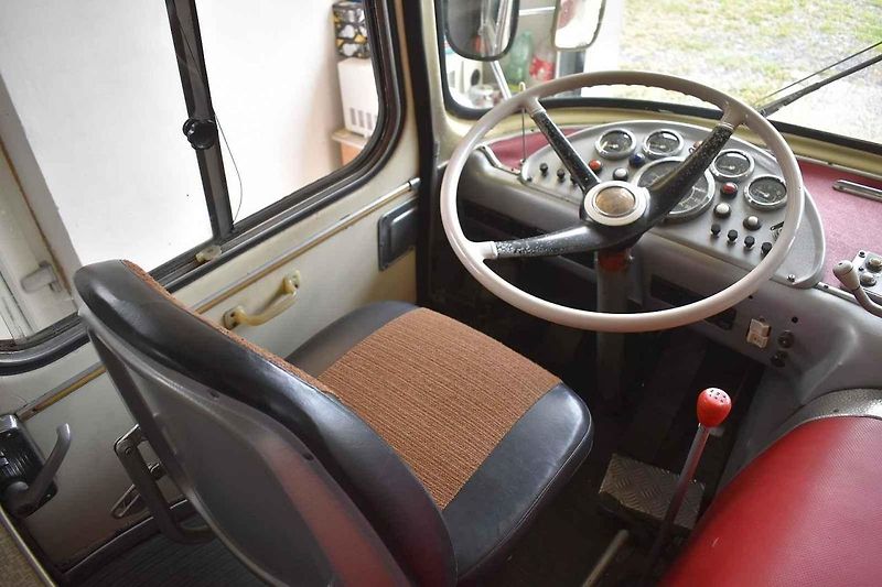 Tomuto autobusu je přesně padesát let. A je zcela původní