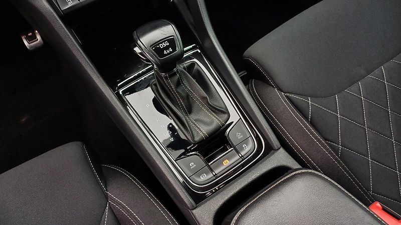 Škoda Karoq 2.0 TDI 110kW DSG 4x4 WEBASTO - fotka 34 z 50