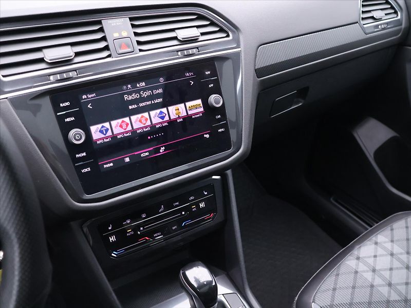 Volkswagen Tiguan Allspace 2,0 TSI DSG 4M R-Line 7Míst DP - fotka 23 z 38