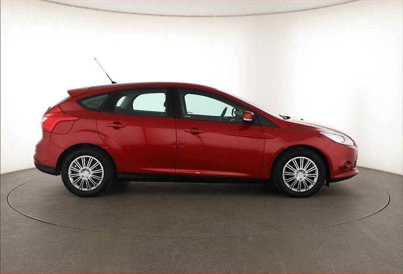 Ford Focus (2012) 1.6 i, Park. senzory - fotka 6 z 12