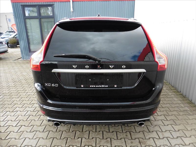 Volvo XC60 2.4 D5 R-Design AWD M/T Navi - fotka 15 z 15