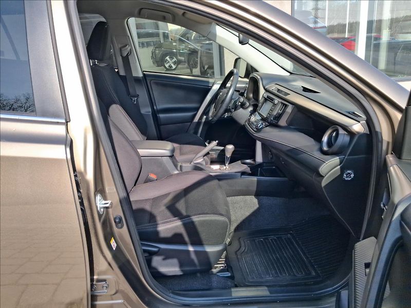 Toyota RAV4 2,2 Active AT 4x4 - fotka 13 z 17