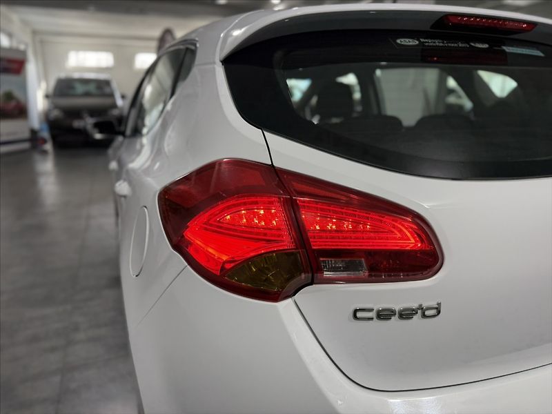 Kia Ceed 1,6   CRDI 94KW NAVI KAMERA ČR - fotka 37 z 44