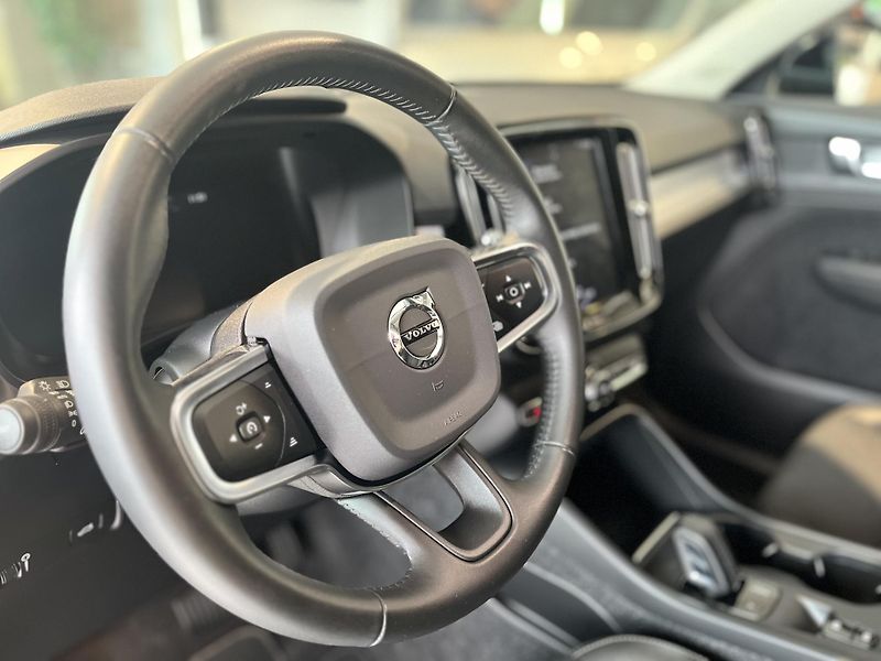 Volvo XC40 (2024) D3 AWD MOMENTUM - fotka 12 z 15