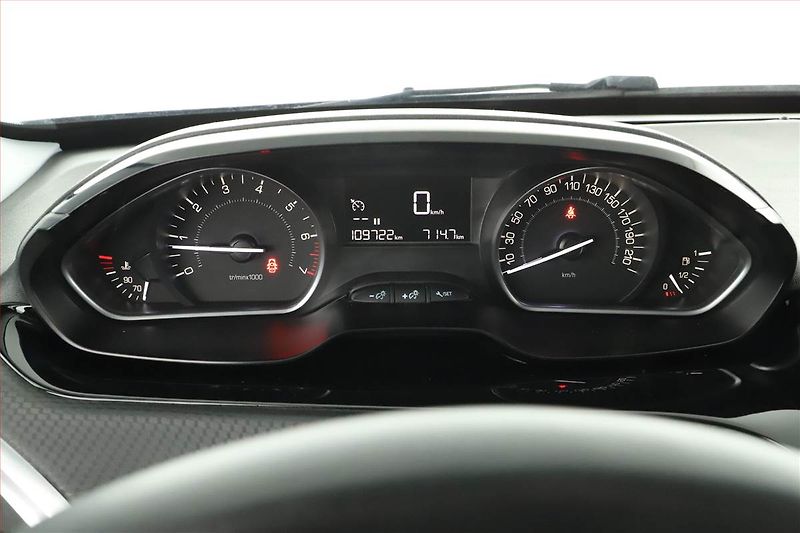 Peugeot 2008 (2018) 1.2 PureTech, Tempomat - fotka 11 z 16