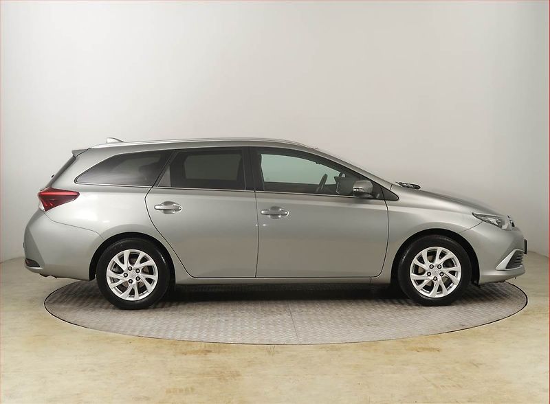 Toyota Auris (2017) Executive 1.6 Valvematic - fotka 6 z 22