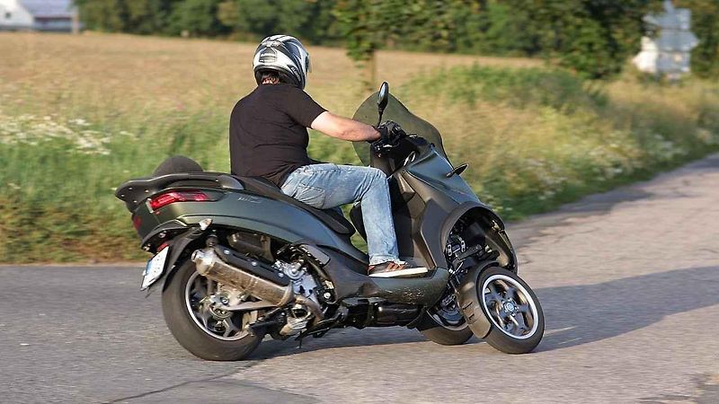 Piaggio MP3 500ie Sport LT (vlevo) a Piaggio Medley 125ie.
