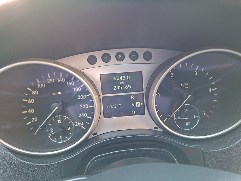 Mercedes-Benz Třídy M (2007) 320CDI 165kW 4MATIC - fotka 15 z 35
