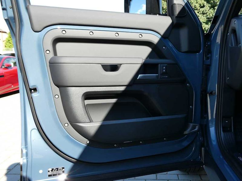 Land Rover Defender (2026) 110 3,0 X-Dynamic SE D250 - fotka 14 z 33