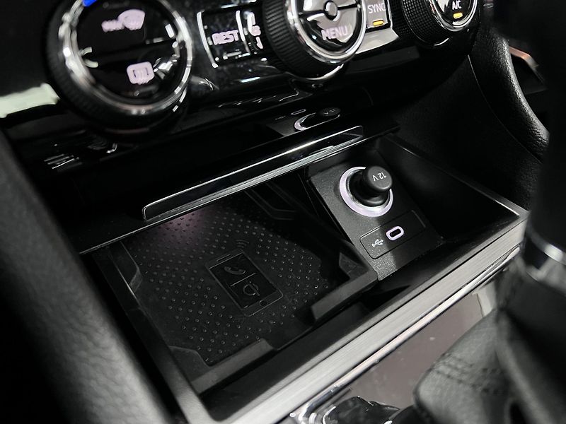 Škoda Superb 2.0 TSI 140 kW Style Servis - fotka 50 z 50
