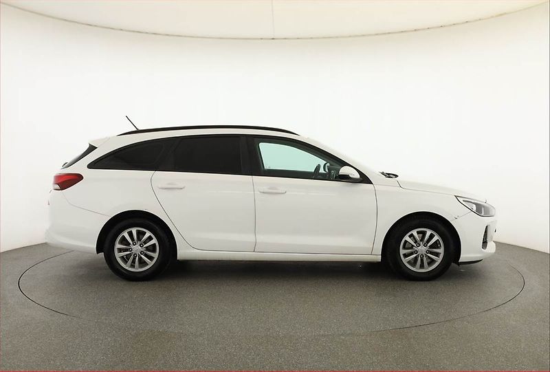 Hyundai i30 (2017) 1.6 CRDi, Tempomat - fotka 6 z 17