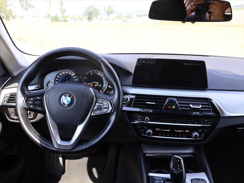BMW Řada 5 2,0 525d 170kW Aut. Navi LED - fotka 27 z 35