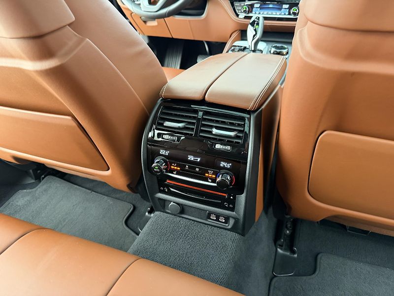 BMW Řada 5 530e*4x4*DPH*Top Výbava* - fotka 19 z 42