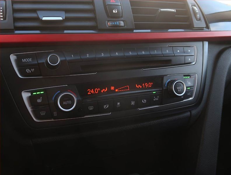 BMW Řada 3 (2014) Sport Line 320 i, Serv.kniha - fotka 15 z 17